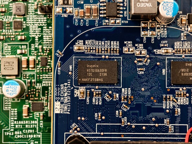 AMD SMT vs Intel Hyper-Threading